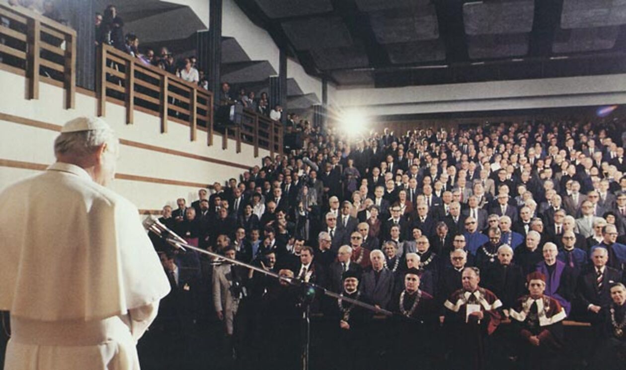  <p>Jan Paweł II przemawia w auli KUL, źr&oacute;dło KUL.</p>