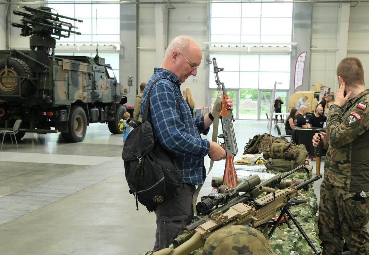  Zlot miłośników militariów w Targach Lublin (zdjęcie 21) - Autor: DW