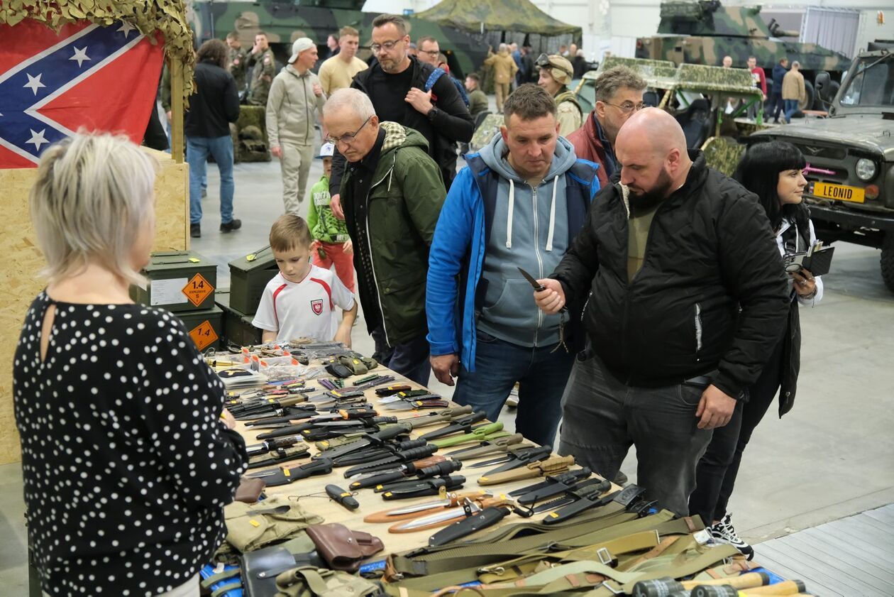  Zlot miłośników militariów w Targach Lublin (zdjęcie 32) - Autor: DW