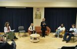 Spotkanie młodzieży z III LO z poetką Ewą Lipską (zdjęcie 5)
