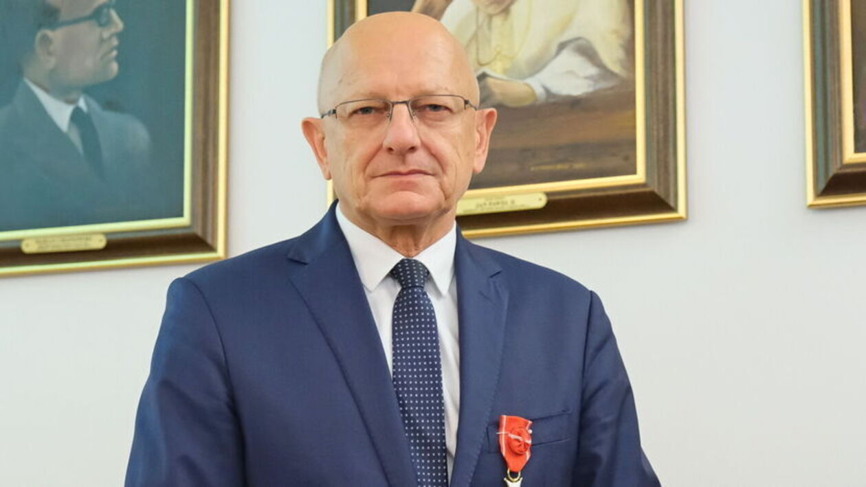  <p><span style="text-decoration: underline;"><strong><span style="font-size: 11.0pt;">Oświadczenie majątkowe &ndash; Krzysztof Żuk, prezydent Lublina</span></strong></span></p>
<p><strong><span style="font-size: 11.0pt;">Oszczędności:</span></strong></p>
<p style="margin-left: 36.0pt; text-indent: -18.0pt; mso-list: l4 level1 lfo1; tab-stops: list 36.0pt;"><!-- [if !supportLists]--><span style="font-size: 10.0pt; mso-bidi-font-size: 11.0pt; font-family: Symbol; mso-fareast-font-family: Symbol; mso-bidi-font-family: Symbol;"><span style="mso-list: Ignore;">&middot;<span style="font: 7.0pt 'Times New Roman';">&nbsp;&nbsp;&nbsp;&nbsp;&nbsp;&nbsp;&nbsp; </span></span></span><!--[endif]--><span style="font-size: 11.0pt;">około 120 000 zł (dla por&oacute;wnania w 2023 roku miał ok. 65 tys, zł)</span></p>
<p style="margin-left: 36.0pt; text-indent: -18.0pt; mso-list: l4 level1 lfo1; tab-stops: list 36.0pt;"><!-- [if !supportLists]--><span style="font-size: 10.0pt; mso-bidi-font-size: 11.0pt; font-family: Symbol; mso-fareast-font-family: Symbol; mso-bidi-font-family: Symbol;"><span style="mso-list: Ignore;">&middot;<span style="font: 7.0pt 'Times New Roman';">&nbsp;&nbsp;&nbsp;&nbsp;&nbsp;&nbsp;&nbsp; </span></span></span><!--[endif]--><span style="font-size: 11.0pt;">około 2 000 euro</span></p>
<p><strong><span style="font-size: 11.0pt;">Nieruchomości:</span></strong></p>
<p style="margin-left: 36.0pt; text-indent: -18.0pt; mso-list: l3 level1 lfo2; tab-stops: list 36.0pt;"><!-- [if !supportLists]--><span style="font-size: 10.0pt; mso-bidi-font-size: 11.0pt; font-family: Symbol; mso-fareast-font-family: Symbol; mso-bidi-font-family: Symbol;"><span style="mso-list: Ignore;">&middot;<span style="font: 7.0pt 'Times New Roman';">&nbsp;&nbsp;&nbsp;&nbsp;&nbsp;&nbsp;&nbsp; </span></span></span><!--[endif]--><span style="font-size: 11.0pt;">mieszkanie o powierzchni 45,55 m&sup2; i wartości 500 000 zł<br /> (wsp&oacute;łwłasność z małżonką &ndash; po &frac12; części)</span></p>
<p><strong><span style="font-size: 11.0pt;">Dochody uzyskane w 2024 roku:</span></strong></p>
<p style="margin-left: 36.0pt; text-indent: -18.0pt; mso-list: l1 level1 lfo3; tab-stops: list 36.0pt;"><!-- [if !supportLists]--><span style="font-size: 10.0pt; mso-bidi-font-size: 11.0pt; font-family: Symbol; mso-fareast-font-family: Symbol; mso-bidi-font-family: Symbol;"><span style="mso-list: Ignore;">&middot;<span style="font: 7.0pt 'Times New Roman';">&nbsp;&nbsp;&nbsp;&nbsp;&nbsp;&nbsp;&nbsp; </span></span></span><!--[endif]--><span style="font-size: 11.0pt;">ze stosunku pracy (Urząd Miasta Lublin, Akademia WSEI w Lublinie, UMCS), w tym odprawy emerytalne: <strong>554 994,34 zł</strong></span></p>
<p style="margin-left: 36.0pt; text-indent: -18.0pt; mso-list: l1 level1 lfo3; tab-stops: list 36.0pt;"><!-- [if !supportLists]--><span style="font-size: 10.0pt; mso-bidi-font-size: 11.0pt; font-family: Symbol; mso-fareast-font-family: Symbol; mso-bidi-font-family: Symbol;"><span style="mso-list: Ignore;">&middot;<span style="font: 7.0pt 'Times New Roman';">&nbsp;&nbsp;&nbsp;&nbsp;&nbsp;&nbsp;&nbsp; </span></span></span><!--[endif]--><span style="font-size: 11.0pt;">emerytura: <strong>116 328,88 zł</strong></span></p>
<p style="margin-left: 36.0pt; text-indent: -18.0pt; mso-list: l1 level1 lfo3; tab-stops: list 36.0pt;"><!-- [if !supportLists]--><span style="font-size: 10.0pt; mso-bidi-font-size: 11.0pt; font-family: Symbol; mso-fareast-font-family: Symbol; mso-bidi-font-family: Symbol;"><span style="mso-list: Ignore;">&middot;<span style="font: 7.0pt 'Times New Roman';">&nbsp;&nbsp;&nbsp;&nbsp;&nbsp;&nbsp;&nbsp; </span></span></span><!--[endif]--><span style="font-size: 11.0pt;">z tytułu praw autorskich: <strong>50 249,15 zł</strong></span></p>
<p style="margin-left: 36.0pt; text-indent: -18.0pt; mso-list: l1 level1 lfo3; tab-stops: list 36.0pt;"><!-- [if !supportLists]--><span style="font-size: 10.0pt; mso-bidi-font-size: 11.0pt; font-family: Symbol; mso-fareast-font-family: Symbol; mso-bidi-font-family: Symbol;"><span style="mso-list: Ignore;">&middot;<span style="font: 7.0pt 'Times New Roman';">&nbsp;&nbsp;&nbsp;&nbsp;&nbsp;&nbsp;&nbsp; </span></span></span><!--[endif]--><span style="font-size: 11.0pt;">z um&oacute;w zlecenia: <strong>38 922,11 zł</strong></span></p>
<p><strong><span style="font-size: 11.0pt;">Samochody:</span></strong></p>
<p style="margin-left: 36.0pt; text-indent: -18.0pt; mso-list: l2 level1 lfo4; tab-stops: list 36.0pt;"><!-- [if !supportLists]--><span style="font-size: 10.0pt; mso-bidi-font-size: 11.0pt; font-family: Symbol; mso-fareast-font-family: Symbol; mso-bidi-font-family: Symbol;"><span style="mso-list: Ignore;">&middot;<span style="font: 7.0pt 'Times New Roman';">&nbsp;&nbsp;&nbsp;&nbsp;&nbsp;&nbsp;&nbsp; </span></span></span><!--[endif]--><span style="font-size: 11.0pt;">samoch&oacute;d osobowy VOLVO XC90, rok produkcji: 2023</span></p>
<p><strong><span style="font-size: 11.0pt;">Zobowiązania finansowe:</span></strong></p>
<p style="margin-left: 36.0pt; text-indent: -18.0pt; mso-list: l0 level1 lfo5; tab-stops: list 36.0pt;"><!-- [if !supportLists]--><span style="font-size: 10.0pt; mso-bidi-font-size: 11.0pt; font-family: Symbol; mso-fareast-font-family: Symbol; mso-bidi-font-family: Symbol;"><span style="mso-list: Ignore;">&middot;<span style="font: 7.0pt 'Times New Roman';">&nbsp;&nbsp;&nbsp;&nbsp;&nbsp;&nbsp;&nbsp; </span></span></span><!--[endif]--><span style="font-size: 11.0pt;">brak kredyt&oacute;w (w 2023 roku prezydent miał jeszcze ponad 30 tys. zł kredytu w związku z zakupem wspomnianego samochodu)</span></p>
