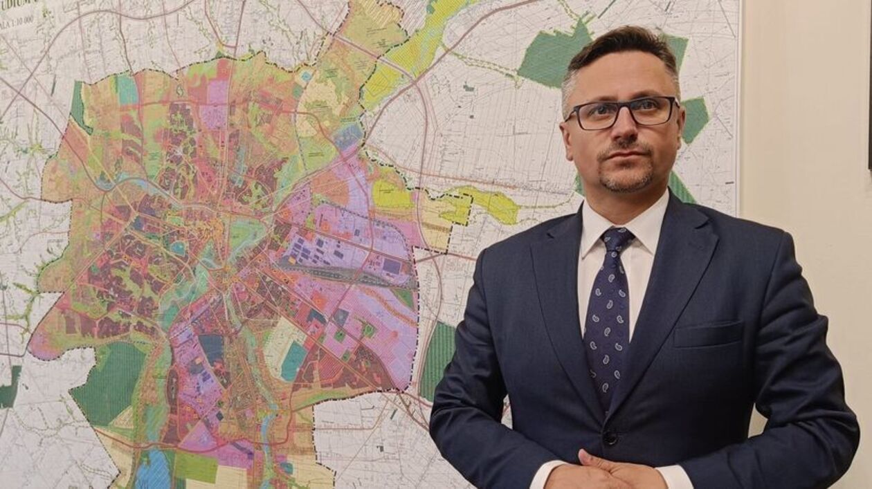  <p class="MsoNormal"><strong><span style="text-decoration: underline;"><span style="font-family: 'Times New Roman',serif;">Oświadczenie majątkowe &ndash; Tomasz Fulara</span></span></strong></p>
<p class="MsoNormal"><strong><span style="font-family: 'Times New Roman',serif;"><span style="mso-spacerun: yes;">&nbsp;</span>Oszczędności i należności:</span></strong></p>
<ul style="margin-top: 0cm;" type="disc">
<li class="MsoNormal" style="mso-list: l1 level1 lfo1; tab-stops: list 36.0pt;"><span style="font-family: 'Times New Roman',serif;">Got&oacute;wka: 546 000 zł</span></li>
<li class="MsoNormal" style="mso-list: l1 level1 lfo1; tab-stops: list 36.0pt;"><span style="font-family: 'Times New Roman',serif;">Waluty obce: 10 000 USD, 10 000 EUR</span></li>
<li class="MsoNormal" style="mso-list: l1 level1 lfo1; tab-stops: list 36.0pt;"><span style="font-family: 'Times New Roman',serif;">Pożyczki udzielone:</span></li>
<ul style="margin-top: 0cm;" type="circle">
<li class="MsoNormal" style="mso-list: l1 level2 lfo1; tab-stops: list 72.0pt;"><span style="font-family: 'Times New Roman',serif;">ATK SZOP Sp. z o.o. &ndash; 60 000 zł</span></li>
<li class="MsoNormal" style="mso-list: l1 level2 lfo1; tab-stops: list 72.0pt;"><span style="font-family: 'Times New Roman',serif;">Brat &ndash; 280 000 zł</span></li>
</ul>
</ul>
<p class="MsoNormal"><strong><span style="font-family: 'Times New Roman',serif;">Nieruchomości:</span></strong></p>
<ul style="margin-top: 0cm;" type="disc">
<li class="MsoNormal" style="mso-list: l3 level1 lfo2; tab-stops: list 36.0pt;"><span style="font-family: 'Times New Roman',serif;">Dom 160 m&sup2;, wartość: 250 000 zł &ndash; własność</span></li>
<li class="MsoNormal" style="mso-list: l3 level1 lfo2; tab-stops: list 36.0pt;"><span style="font-family: 'Times New Roman',serif;">Gospodarstwo rolne 1,5 ha (zabudowa siedliskowa), wartość: 50 000 zł &ndash; wsp&oacute;łwłasność &frac12; (spadek)</span></li>
<li class="MsoNormal" style="mso-list: l3 level1 lfo2; tab-stops: list 36.0pt;"><span style="font-family: 'Times New Roman',serif;">Działka 0,38 ha, wartość: 80 000 zł &ndash; własność</span></li>
<li class="MsoNormal" style="mso-list: l3 level1 lfo2; tab-stops: list 36.0pt;"><span style="font-family: 'Times New Roman',serif;">Działka 0,08 ha, wartość: 7 000 zł &ndash; własność</span></li>
</ul>
<p class="MsoNormal"><strong><span style="font-family: 'Times New Roman',serif;">Inne aktywa:</span></strong></p>
<ul style="margin-top: 0cm;" type="disc">
<li class="MsoNormal" style="mso-list: l0 level1 lfo3; tab-stops: list 36.0pt;"><span style="font-family: 'Times New Roman',serif;">Udział w sp&oacute;łce ATK SZOP Sp. z o.o.: 9 udział&oacute;w (9%), wartość nominalna: 450 zł</span></li>
</ul>
<p class="MsoNormal"><strong><span style="font-family: 'Times New Roman',serif;">Dochody (2024):</span></strong></p>
<ul style="margin-top: 0cm;" type="disc">
<li class="MsoNormal" style="mso-list: l5 level1 lfo4; tab-stops: list 36.0pt;"><span style="font-family: 'Times New Roman',serif;">MPK (rada nadzorcza, od 21.06.2024): 317 672,84 zł</span></li>
<li class="MsoNormal" style="mso-list: l5 level1 lfo4; tab-stops: list 36.0pt;"><span style="font-family: 'Times New Roman',serif;">Politechnika Lubelska (umowa zlecenie): 4 650 zł</span></li>
<li class="MsoNormal" style="mso-list: l5 level1 lfo4; tab-stops: list 36.0pt;"><span style="font-family: 'Times New Roman',serif;">Urząd Miasta Lublin (umowa o pracę): 140 884,04 zł</span></li>
</ul>
<p class="MsoNormal"><strong><span style="font-family: 'Times New Roman',serif;">Ruchomości:</span></strong></p>
<ul style="margin-top: 0cm;" type="disc">
<li class="MsoNormal" style="mso-list: l2 level1 lfo5; tab-stops: list 36.0pt;"><span style="font-family: 'Times New Roman',serif;">Samoch&oacute;d Honda CR-V, rocznik 2015</span></li>
</ul>
<p class="MsoNormal"><strong><span style="font-family: 'Times New Roman',serif;">Zobowiązania finansowe:</span></strong></p>
<ul style="margin-top: 0cm;" type="disc">
<li class="MsoNormal" style="mso-list: l4 level1 lfo6; tab-stops: list 36.0pt;"><span style="font-family: 'Times New Roman',serif;">Kredyt hipoteczny: 44 728,65 zł</span></li>
<li class="MsoNormal" style="mso-list: l4 level1 lfo6; tab-stops: list 36.0pt;"><span style="font-family: 'Times New Roman',serif;">Debet na koncie: 15 000 zł</span></li>
</ul>