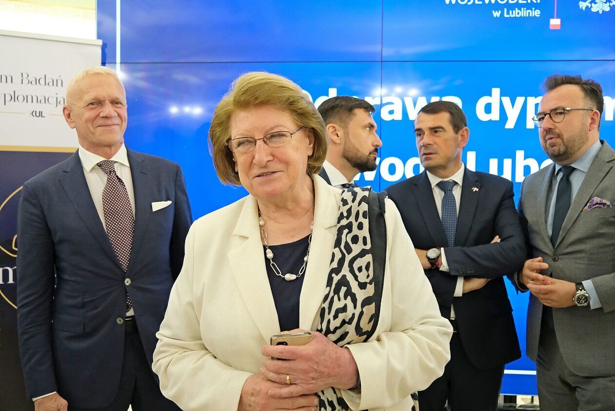  Odprawa dyplomatyczna Wojewody Lubelskiego 2025 z prof. Hanną Suchocką  (zdjęcie 32) - Autor: DW