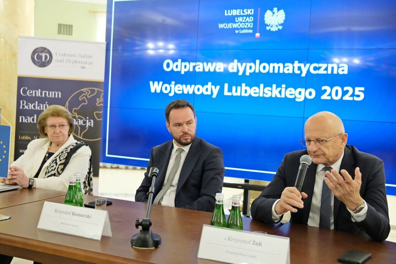  Odprawa dyplomatyczna Wojewody Lubelskiego 2025 z prof. Hanną Suchocką  (zdjęcie 30) - Autor: DW