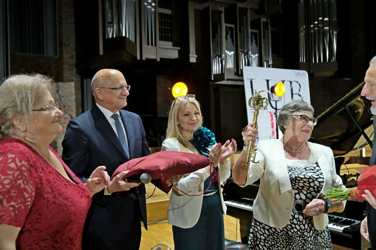  Od dziś seniorzy rządzą miastem - dostali klucz (zdjęcie 1) - Autor: DW