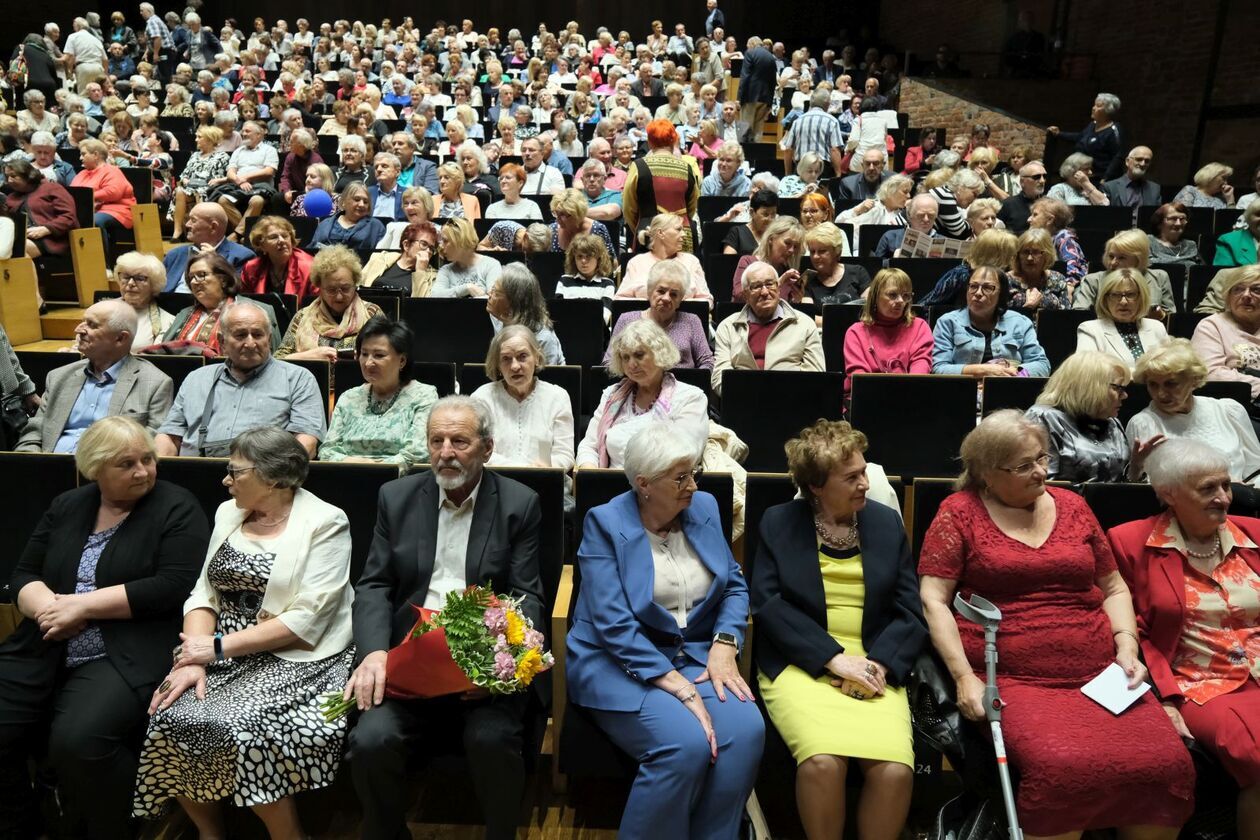 Od dziś seniorzy rządzą miastem - dostali klucz (zdjęcie 3) - Autor: DW