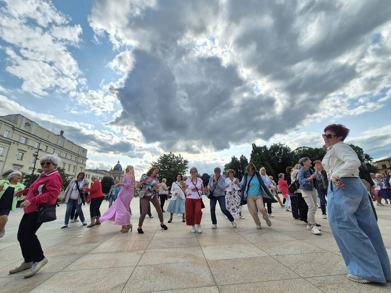  Seniorzy tańczyli na Placu Litewskim  (zdjęcie 1) - Autor: DW