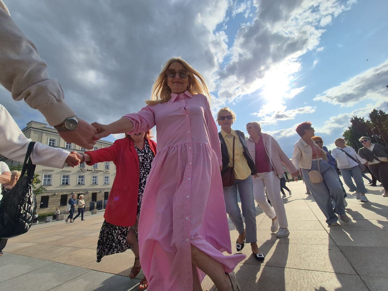  Seniorzy tańczyli na Placu Litewskim  (zdjęcie 27) - Autor: DW