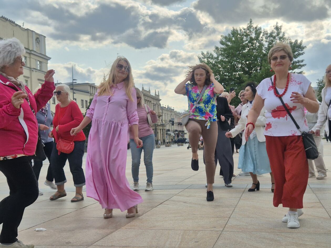  Seniorzy tańczyli na Placu Litewskim  (zdjęcie 8) - Autor: DW