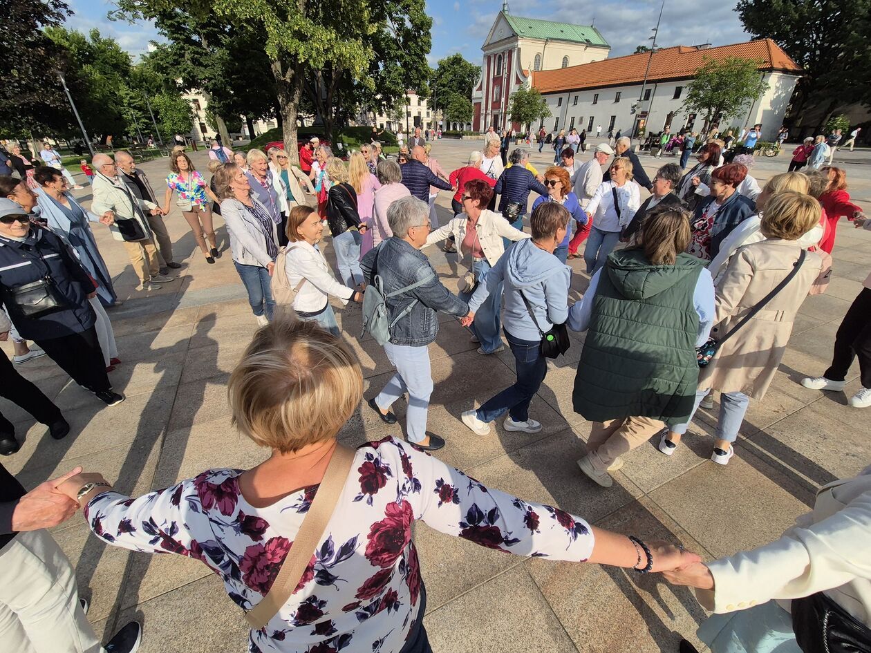  Seniorzy tańczyli na Placu Litewskim   - Autor: DW