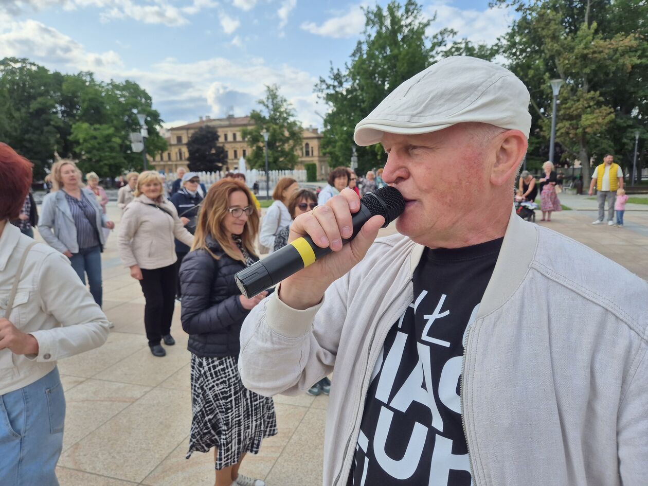  Seniorzy tańczyli na Placu Litewskim  (zdjęcie 5) - Autor: DW