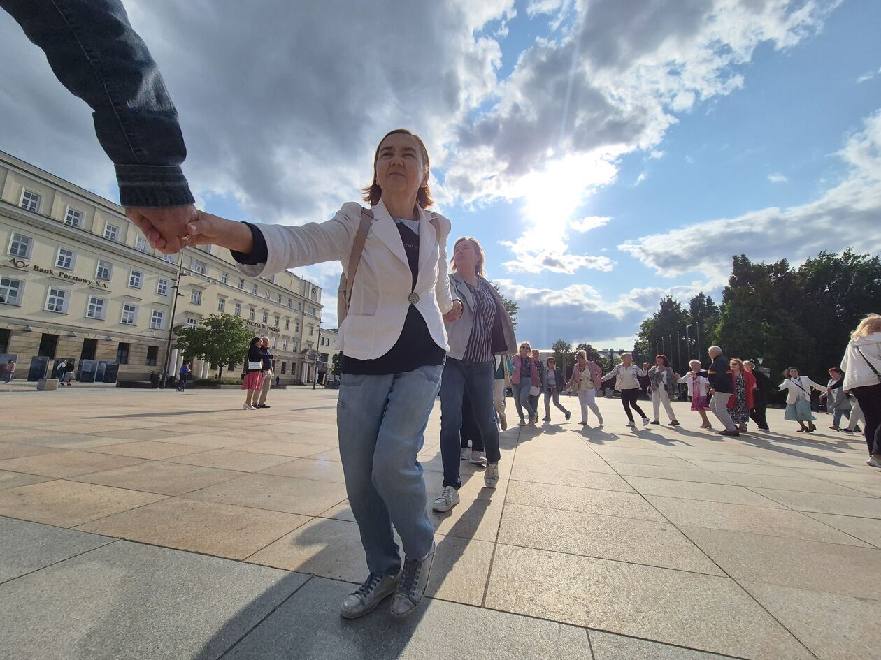  Seniorzy tańczyli na Placu Litewskim  (zdjęcie 25) - Autor: DW
