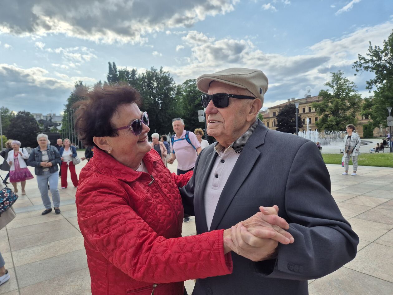 Seniorzy tańczyli na Placu Litewskim 