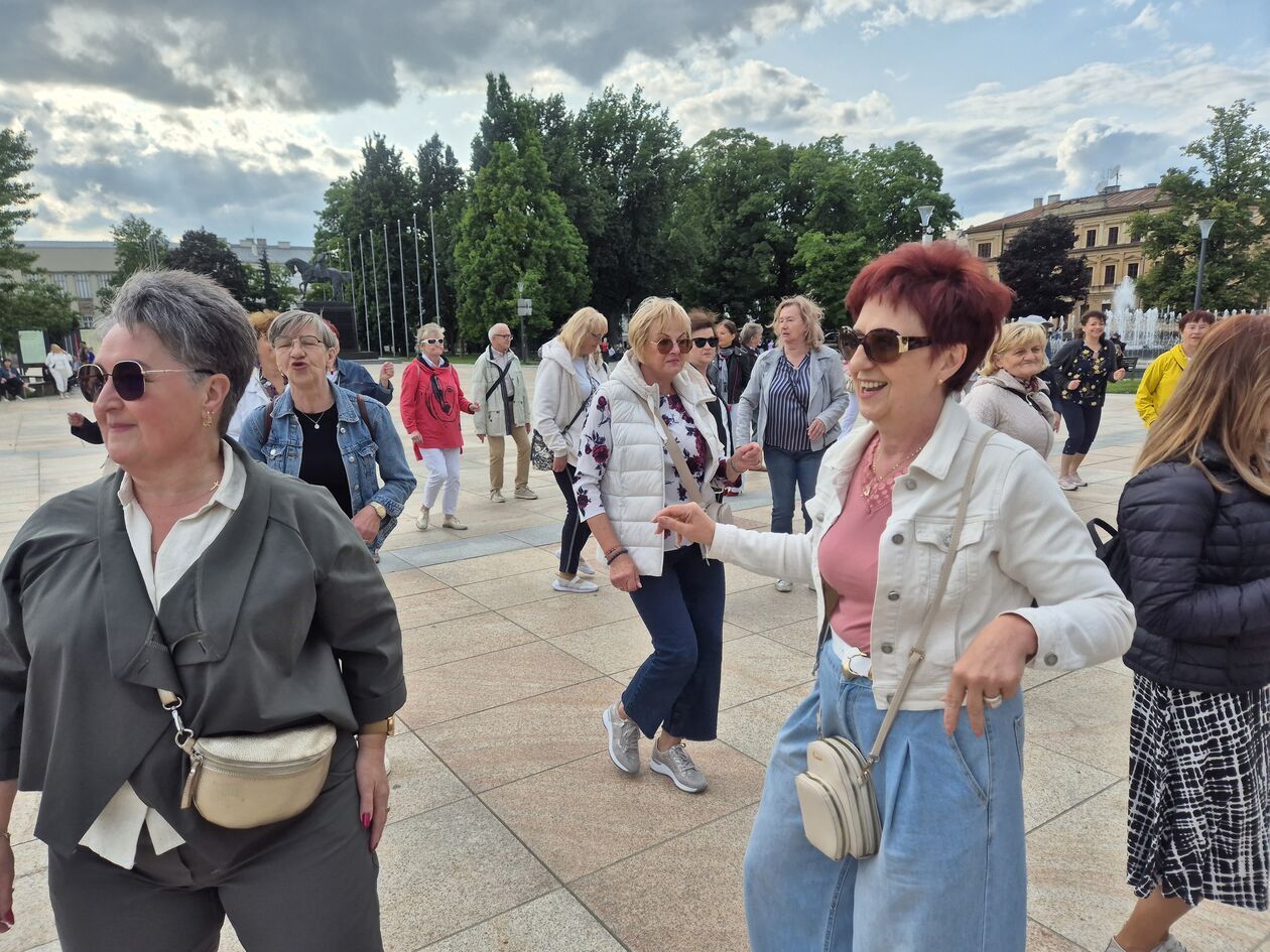  Seniorzy tańczyli na Placu Litewskim  (zdjęcie 6) - Autor: DW