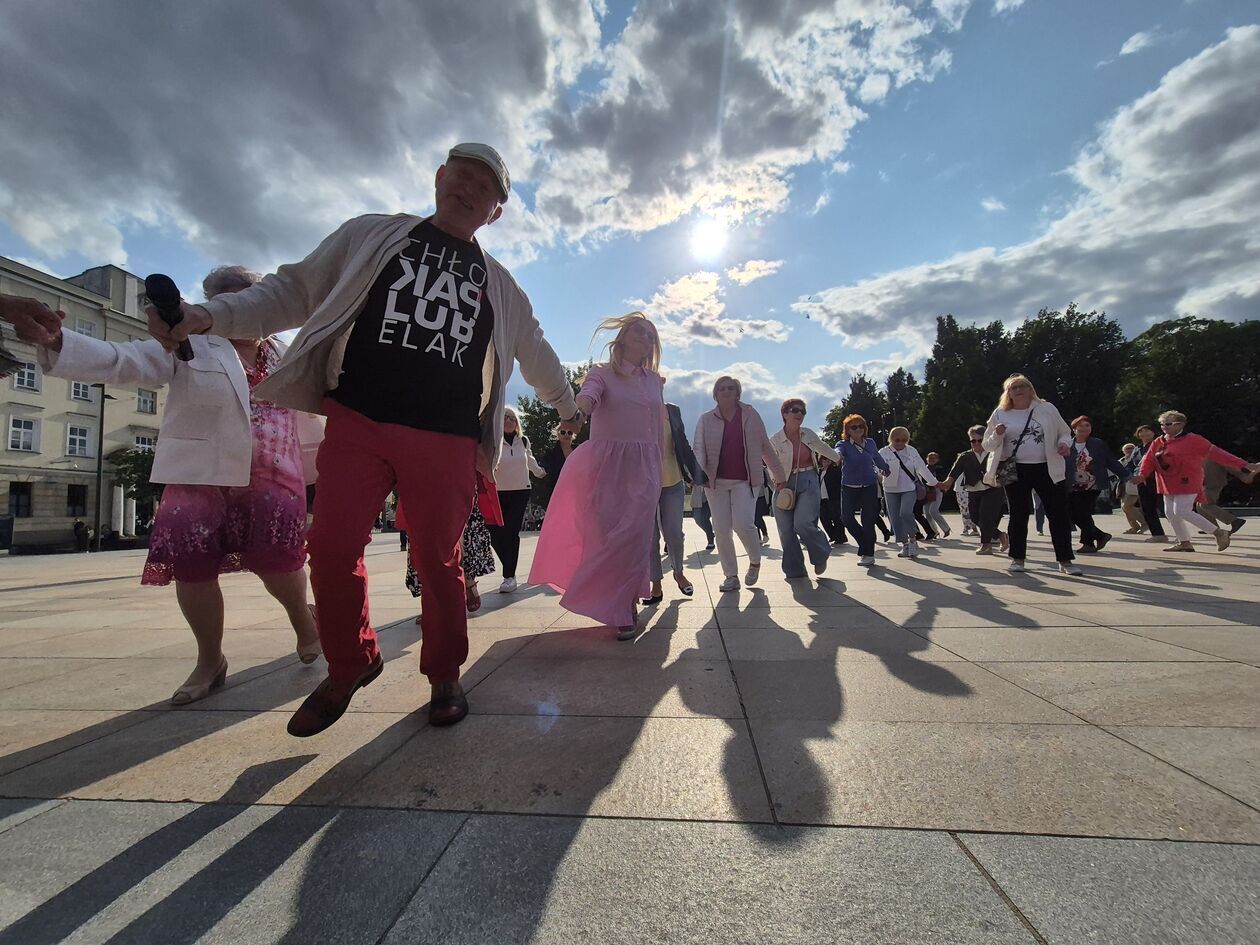  Seniorzy tańczyli na Placu Litewskim  (zdjęcie 26) - Autor: DW