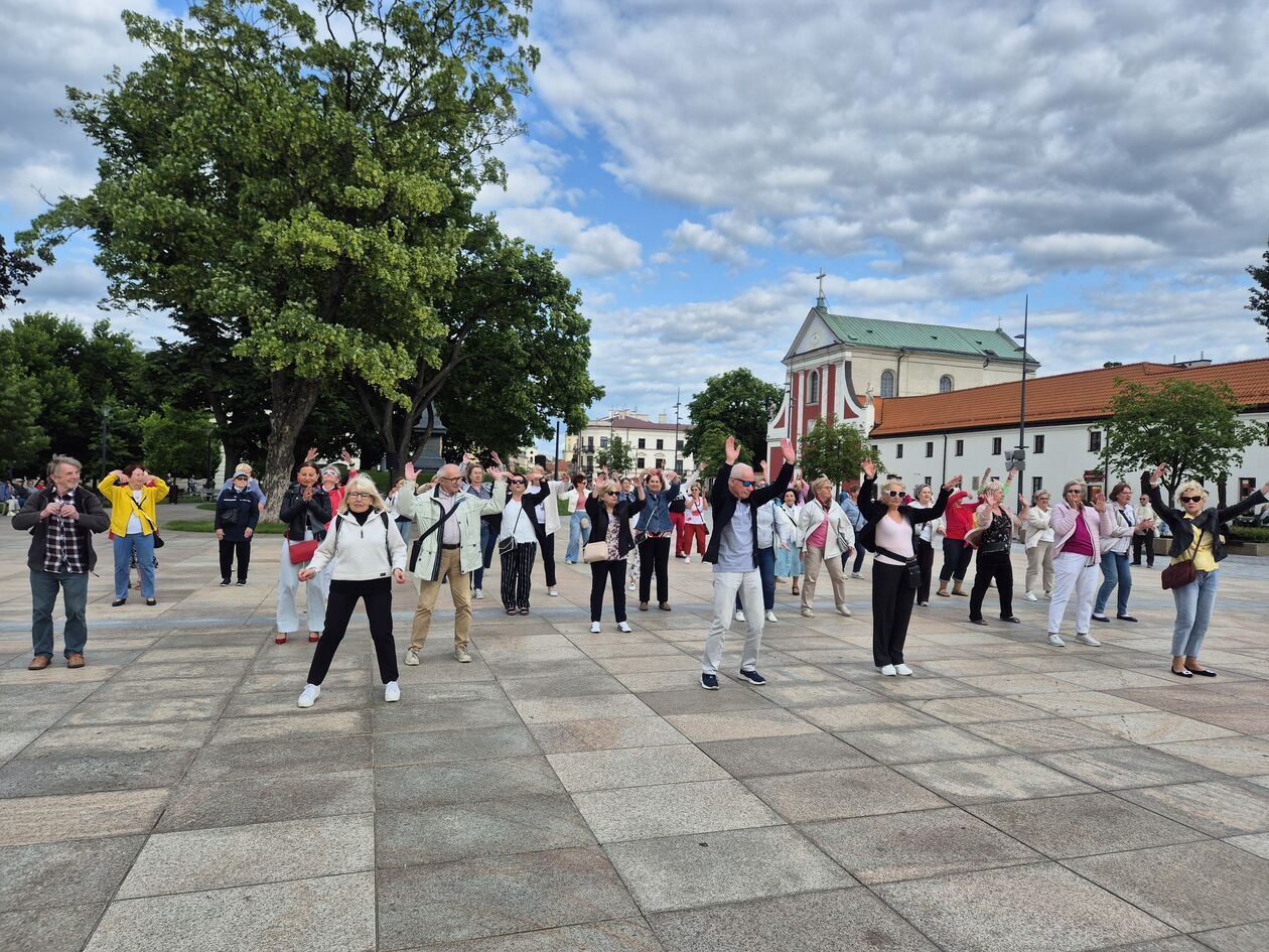  Seniorzy tańczyli na Placu Litewskim  (zdjęcie 3) - Autor: DW