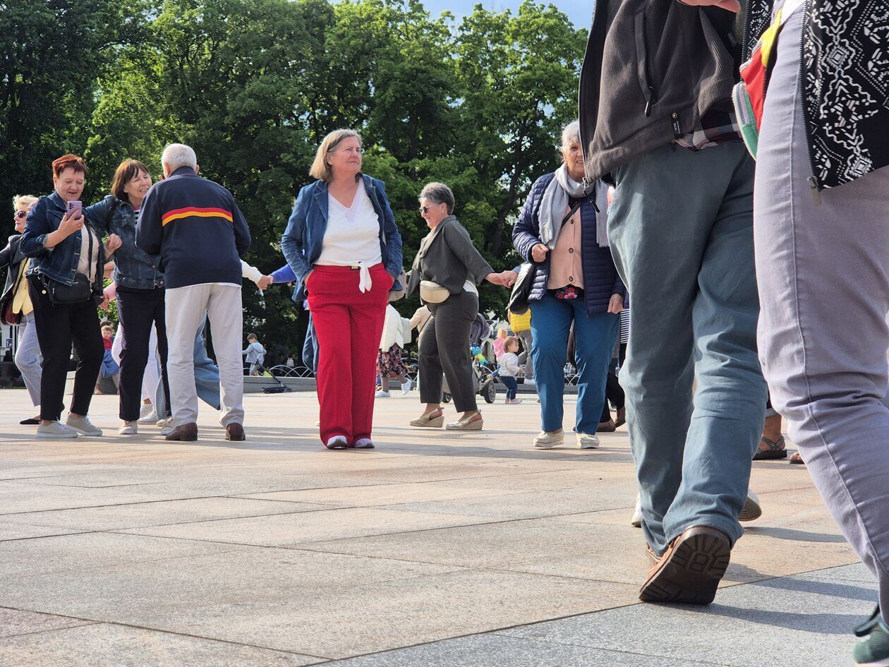  Seniorzy tańczyli na Placu Litewskim  (zdjęcie 23) - Autor: DW