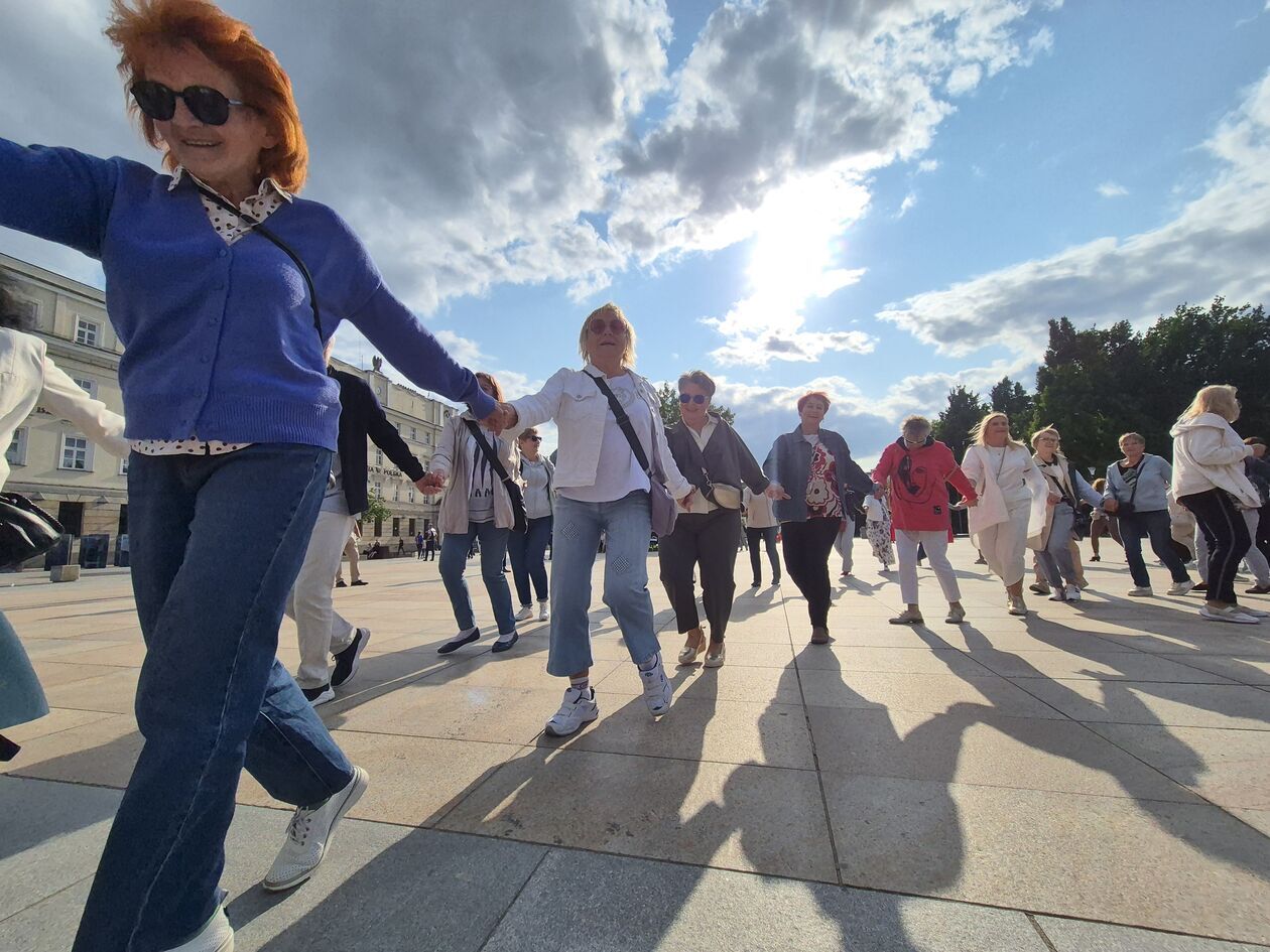  Seniorzy tańczyli na Placu Litewskim  (zdjęcie 28) - Autor: DW