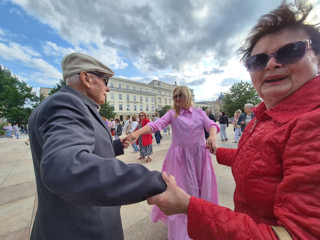  Seniorzy tańczyli na Placu Litewskim  (zdjęcie 18) - Autor: DW
