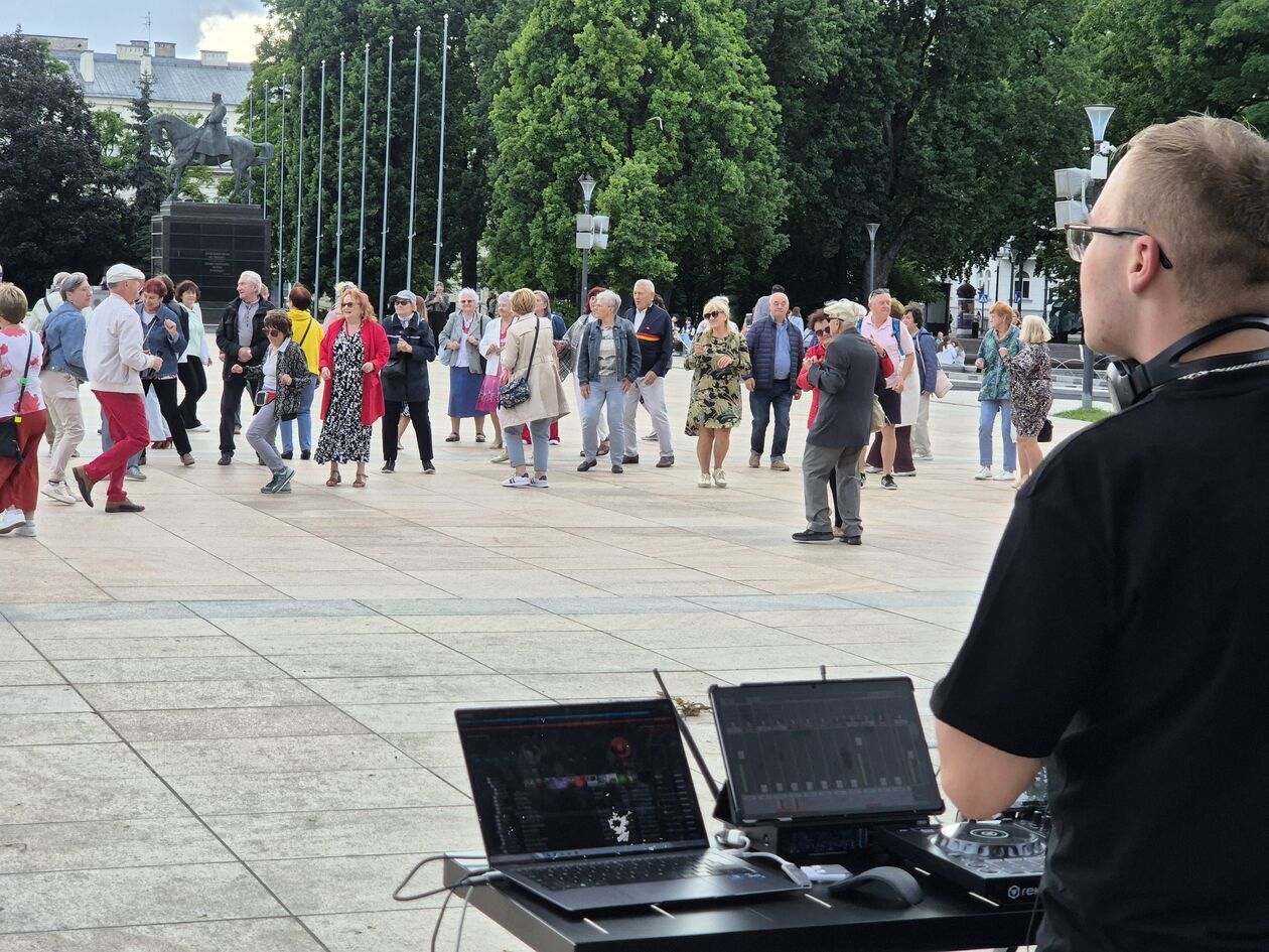  Seniorzy tańczyli na Placu Litewskim  (zdjęcie 13) - Autor: DW