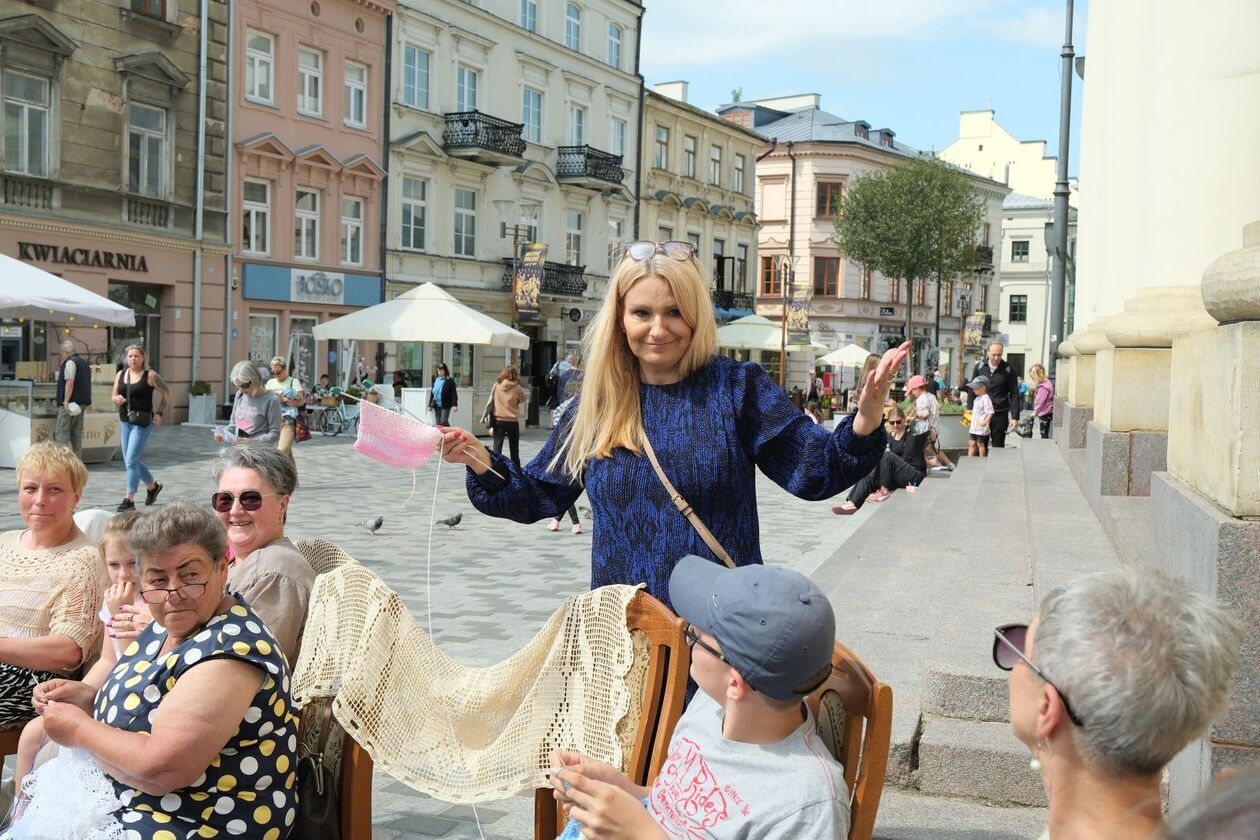 Światowy Dzień Dziergania przed lubelskim Ratuszem 