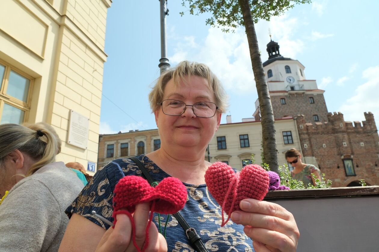  Światowy Dzień Dziergania przed lubelskim Ratuszem  (zdjęcie 12) - Autor: DW