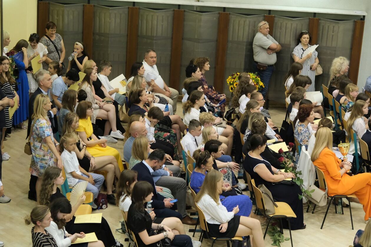  Laureaci  konkursów artystycznych szkół podstawowych i ponadpodstawowych w ZS nr 5 (zdjęcie 48) - Autor: DW