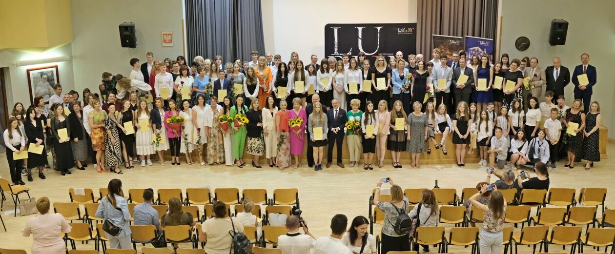  Laureaci  konkursów artystycznych szkół podstawowych i ponadpodstawowych w ZS nr 5 (zdjęcie 1) - Autor: DW