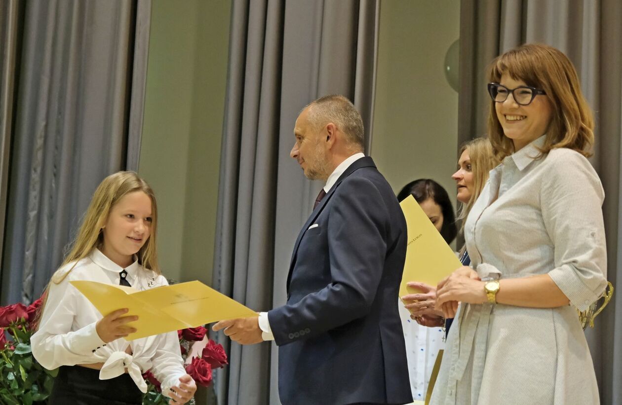  Laureaci  konkursów artystycznych szkół podstawowych i ponadpodstawowych w ZS nr 5 (zdjęcie 28) - Autor: DW