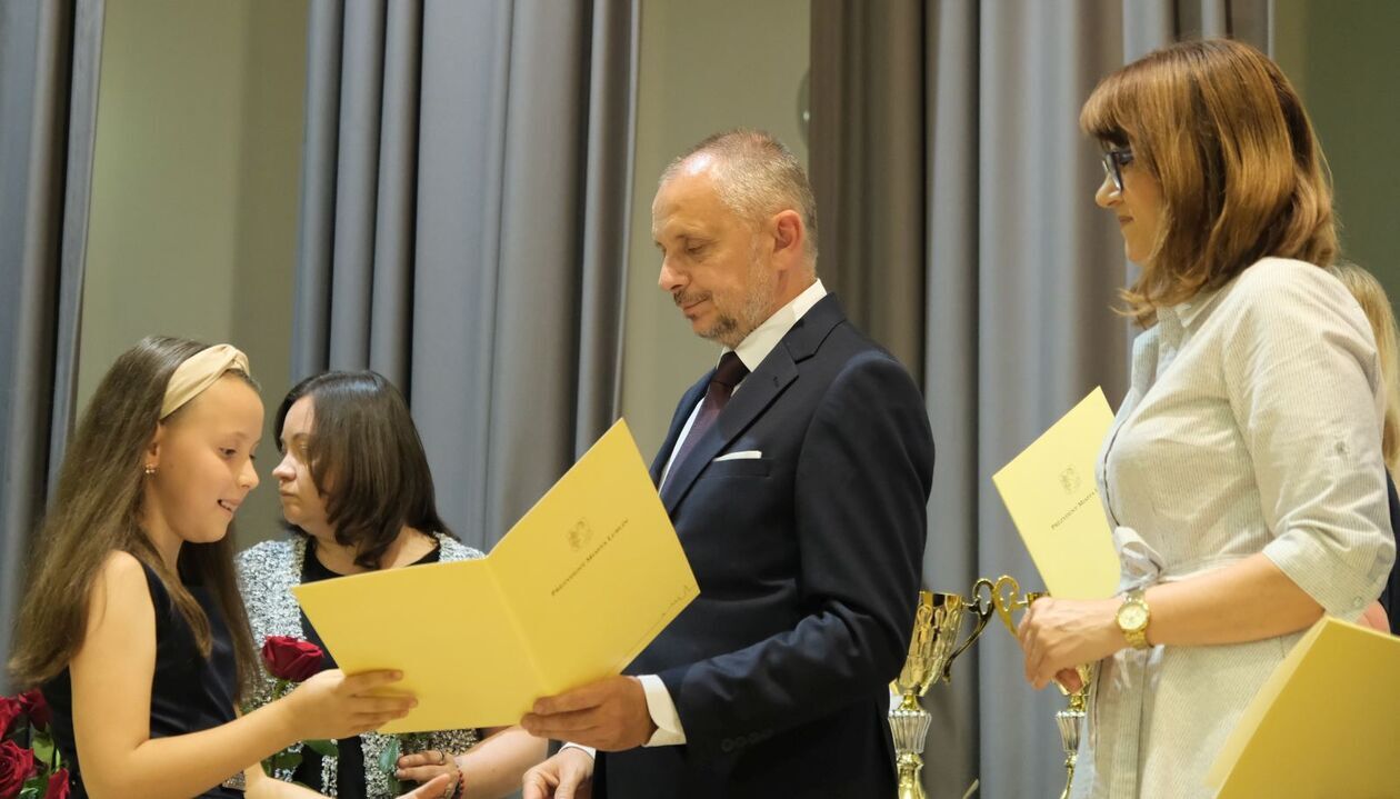  Laureaci  konkursów artystycznych szkół podstawowych i ponadpodstawowych w ZS nr 5 (zdjęcie 38) - Autor: DW