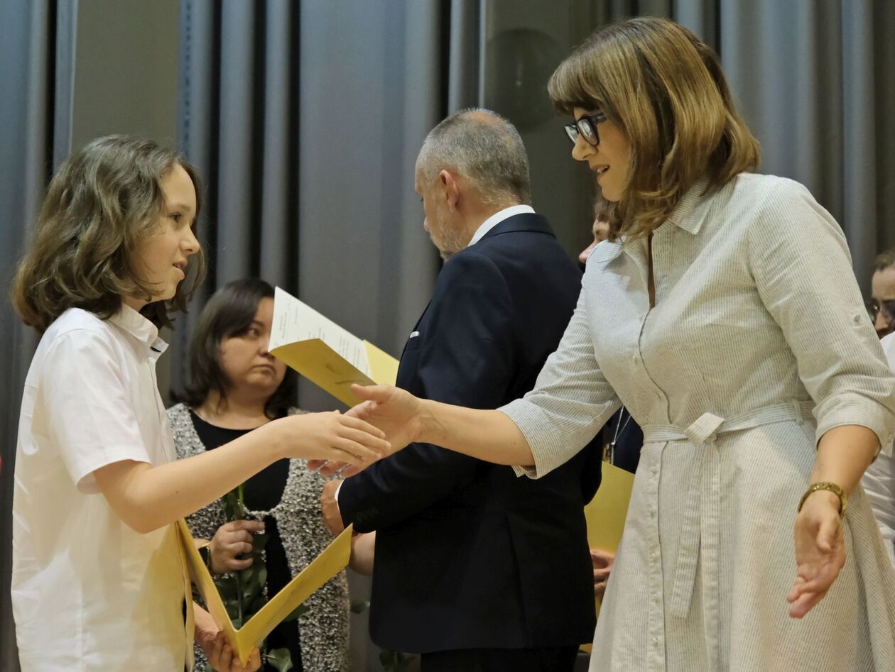  Laureaci  konkursów artystycznych szkół podstawowych i ponadpodstawowych w ZS nr 5 (zdjęcie 57) - Autor: DW