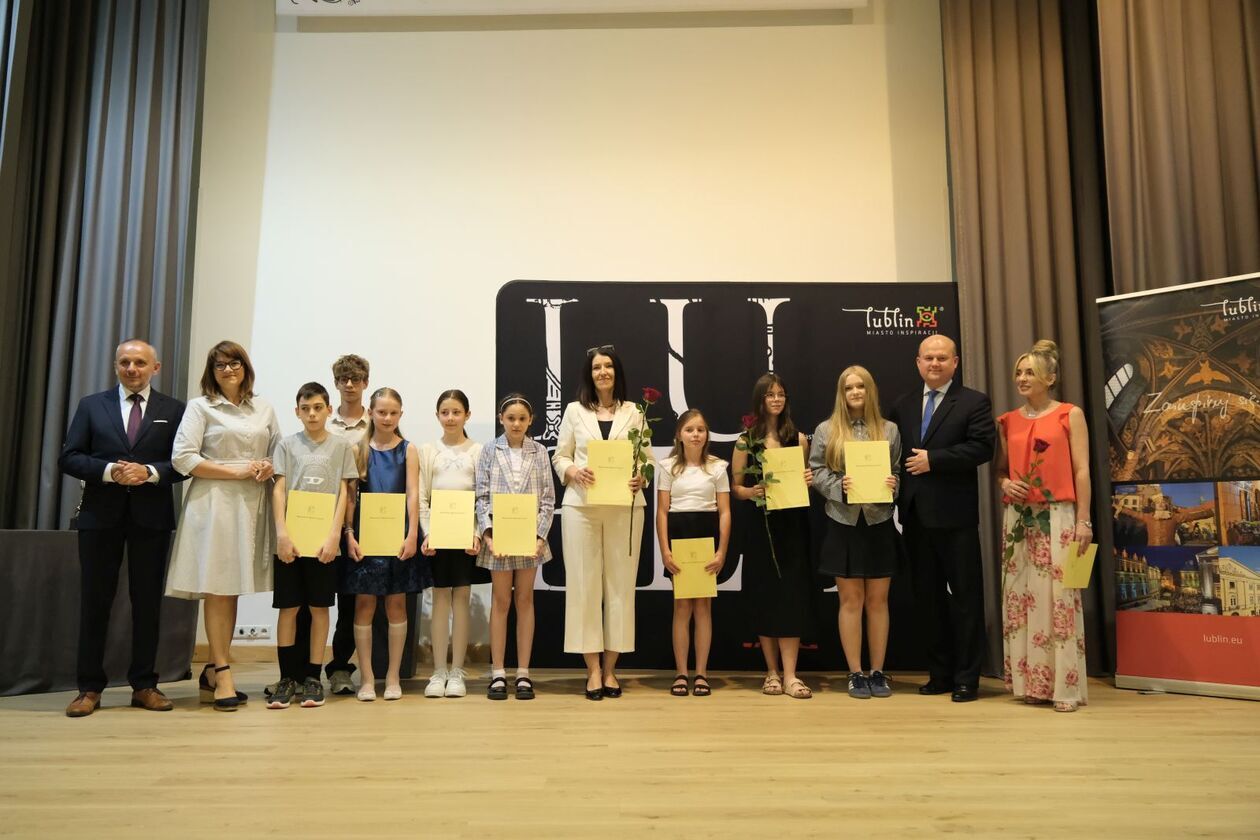  Laureaci  konkursów artystycznych szkół podstawowych i ponadpodstawowych w ZS nr 5 (zdjęcie 36) - Autor: DW