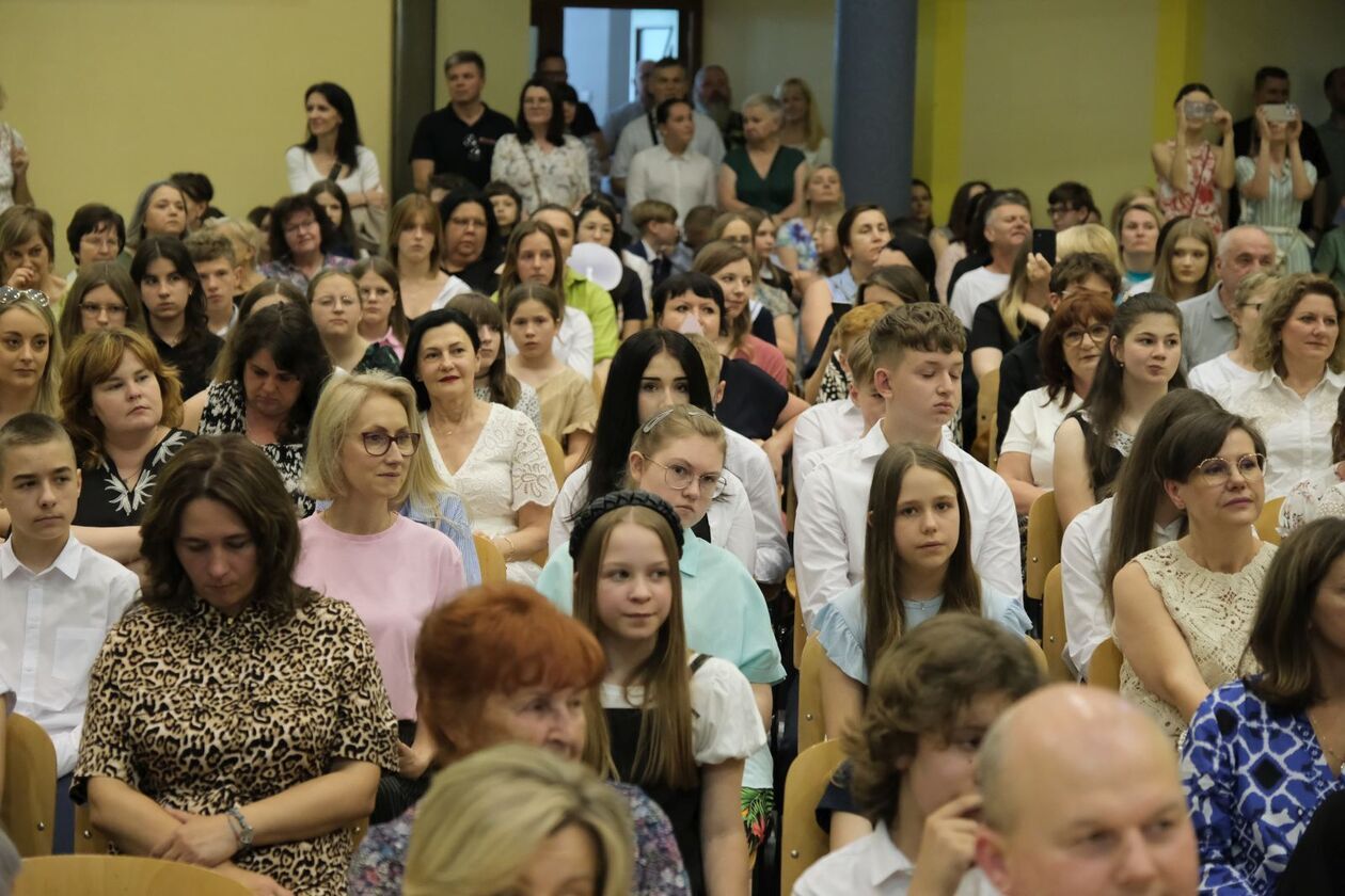  Laureaci  konkursów artystycznych szkół podstawowych i ponadpodstawowych w ZS nr 5 (zdjęcie 25) - Autor: DW