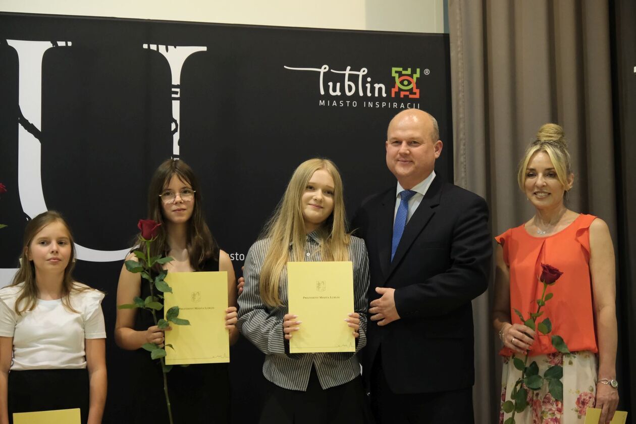  Laureaci  konkursów artystycznych szkół podstawowych i ponadpodstawowych w ZS nr 5 (zdjęcie 35) - Autor: DW