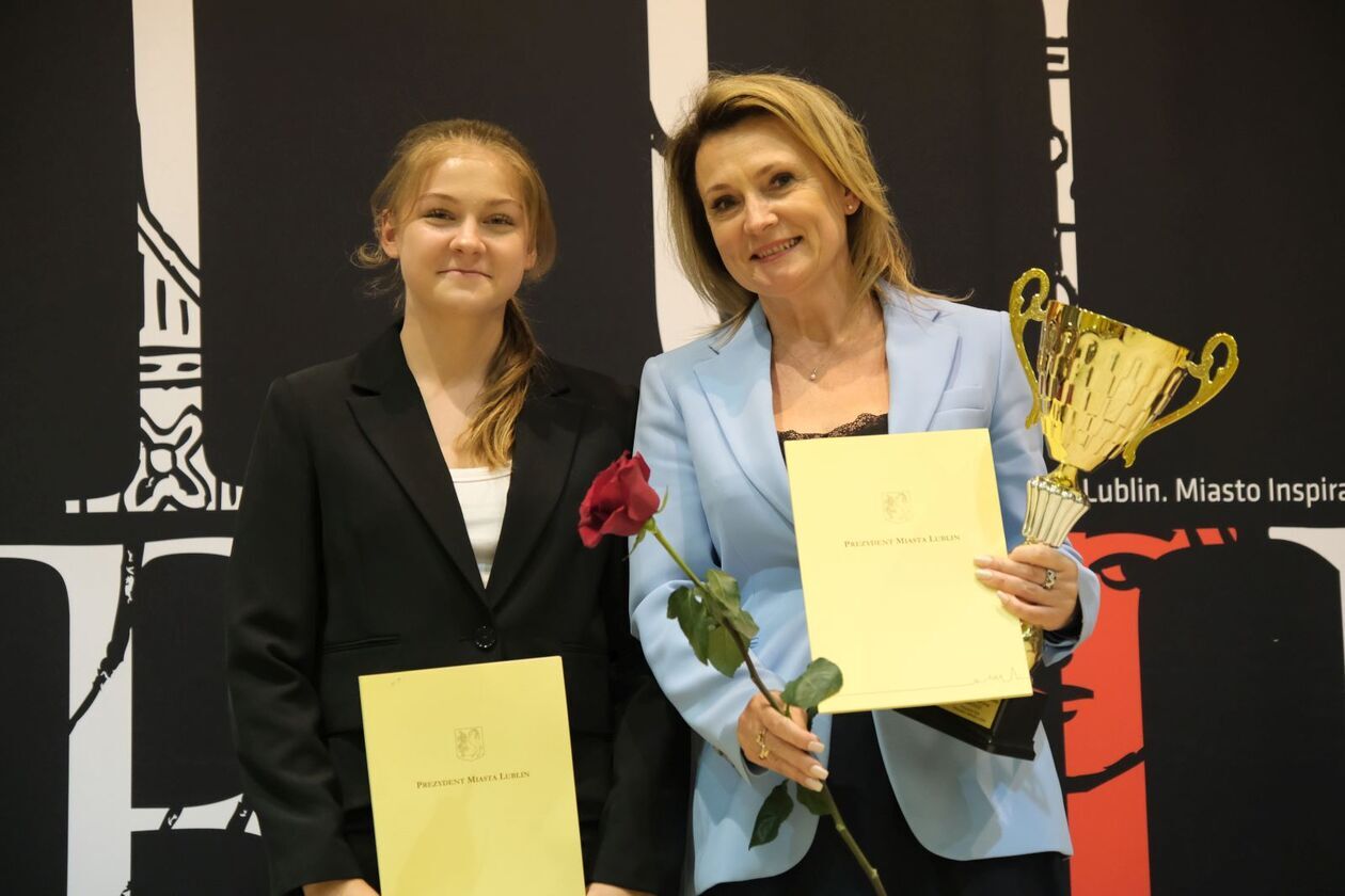  Laureaci  konkursów artystycznych szkół podstawowych i ponadpodstawowych w ZS nr 5 (zdjęcie 62) - Autor: DW