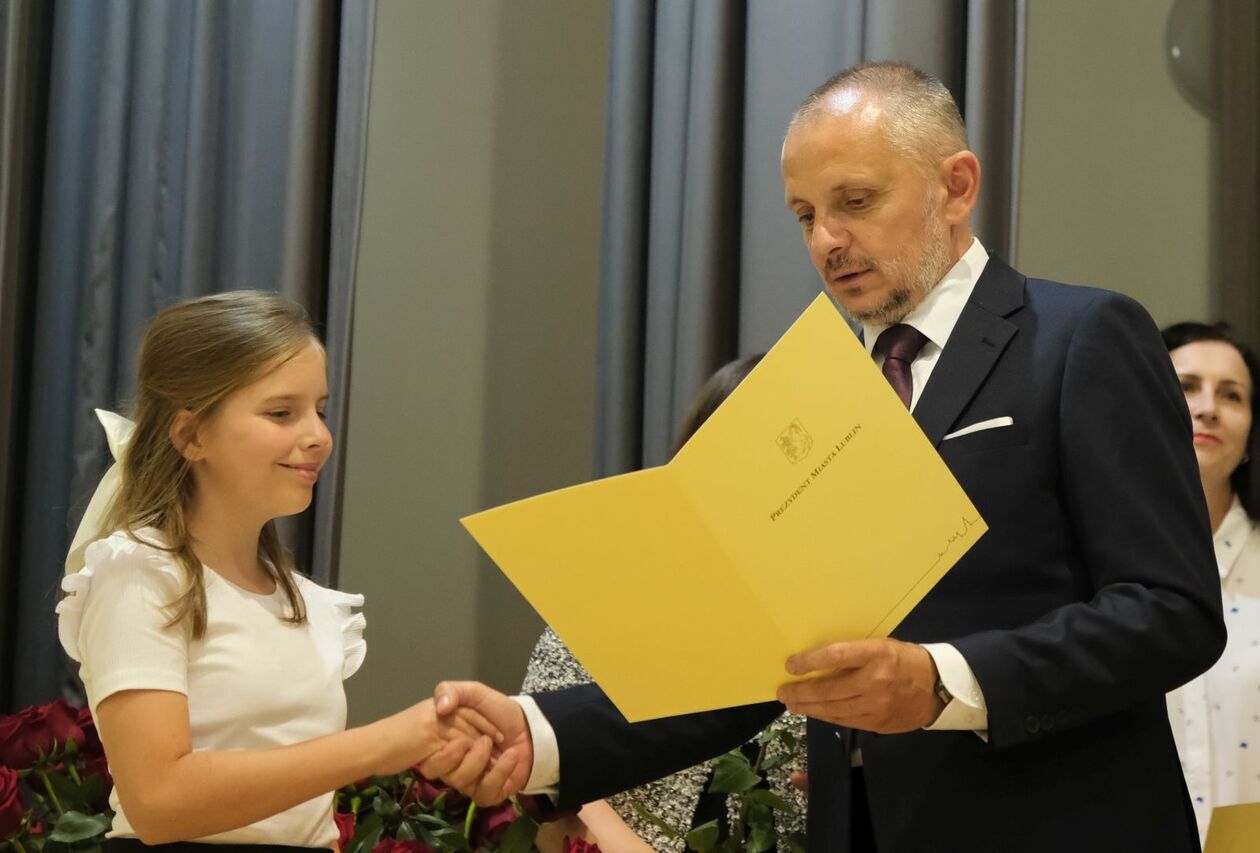  Laureaci  konkursów artystycznych szkół podstawowych i ponadpodstawowych w ZS nr 5 (zdjęcie 33) - Autor: DW