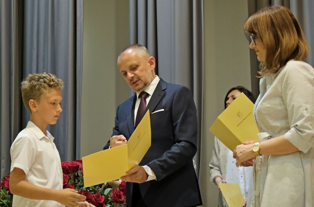  Laureaci  konkursów artystycznych szkół podstawowych i ponadpodstawowych w ZS nr 5 (zdjęcie 26) - Autor: DW