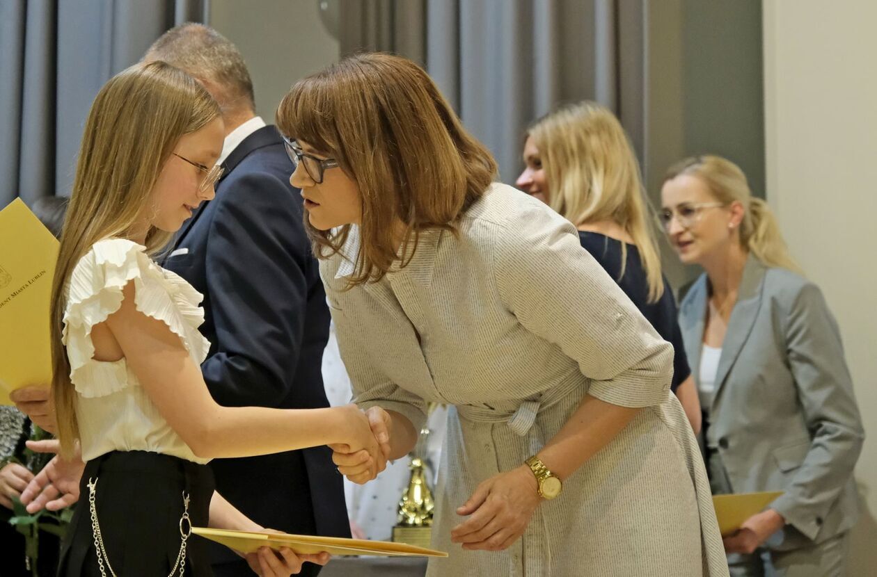  Laureaci  konkursów artystycznych szkół podstawowych i ponadpodstawowych w ZS nr 5 (zdjęcie 23) - Autor: DW