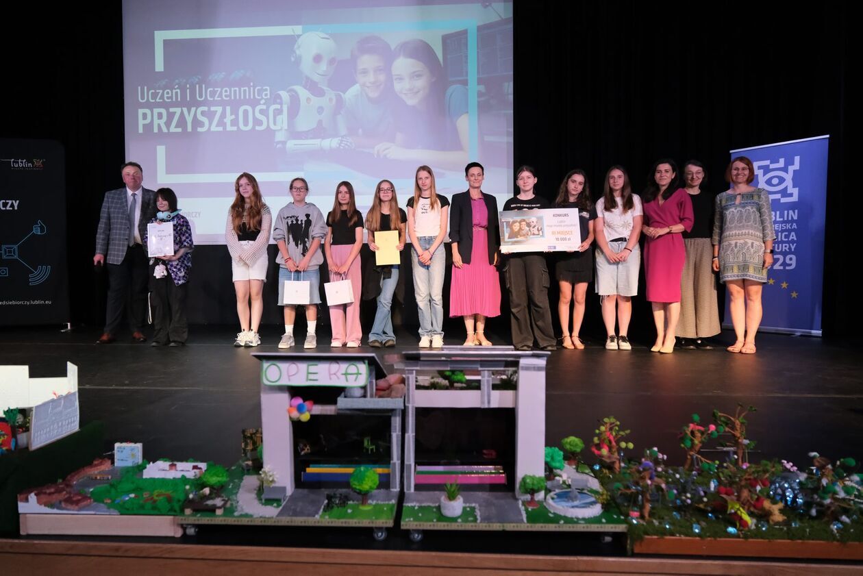  Gala podsumowująca projekt Uczeń i uczennica przyszłości w SP 58 (zdjęcie 48) - Autor: DW