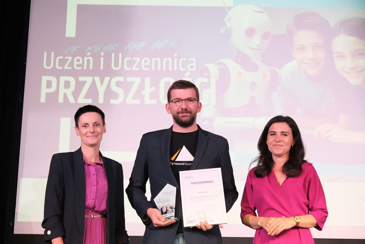  Gala podsumowująca projekt Uczeń i uczennica przyszłości w SP 58 (zdjęcie 64) - Autor: DW