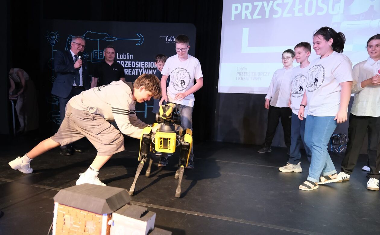 Gala podsumowująca projekt Uczeń i uczennica przyszłości w SP 58 (zdjęcie 41) - Autor: DW