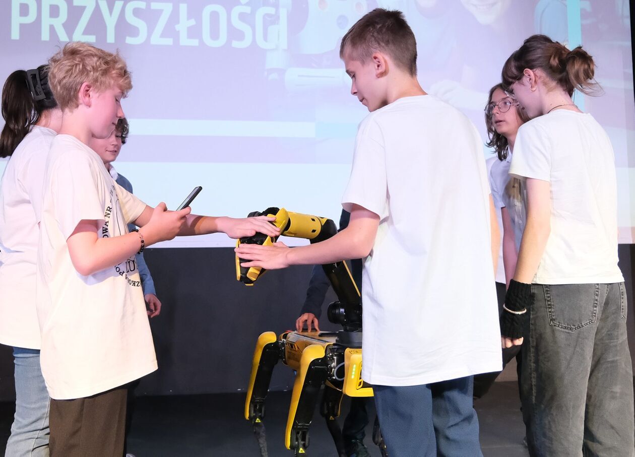  Gala podsumowująca projekt Uczeń i uczennica przyszłości w SP 58 (zdjęcie 46) - Autor: DW