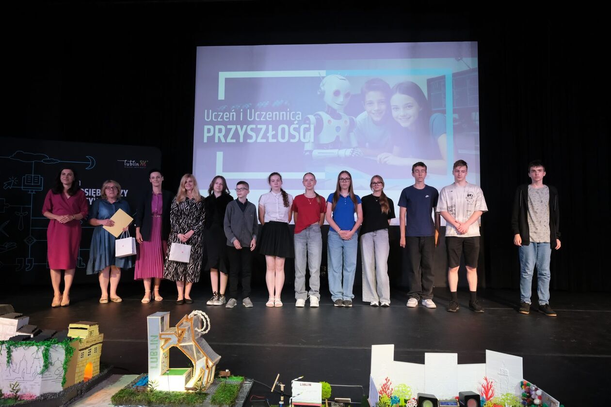  Gala podsumowująca projekt Uczeń i uczennica przyszłości w SP 58 (zdjęcie 61) - Autor: DW