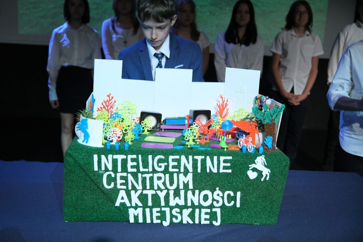  Gala podsumowująca projekt Uczeń i uczennica przyszłości w SP 58 (zdjęcie 15) - Autor: DW