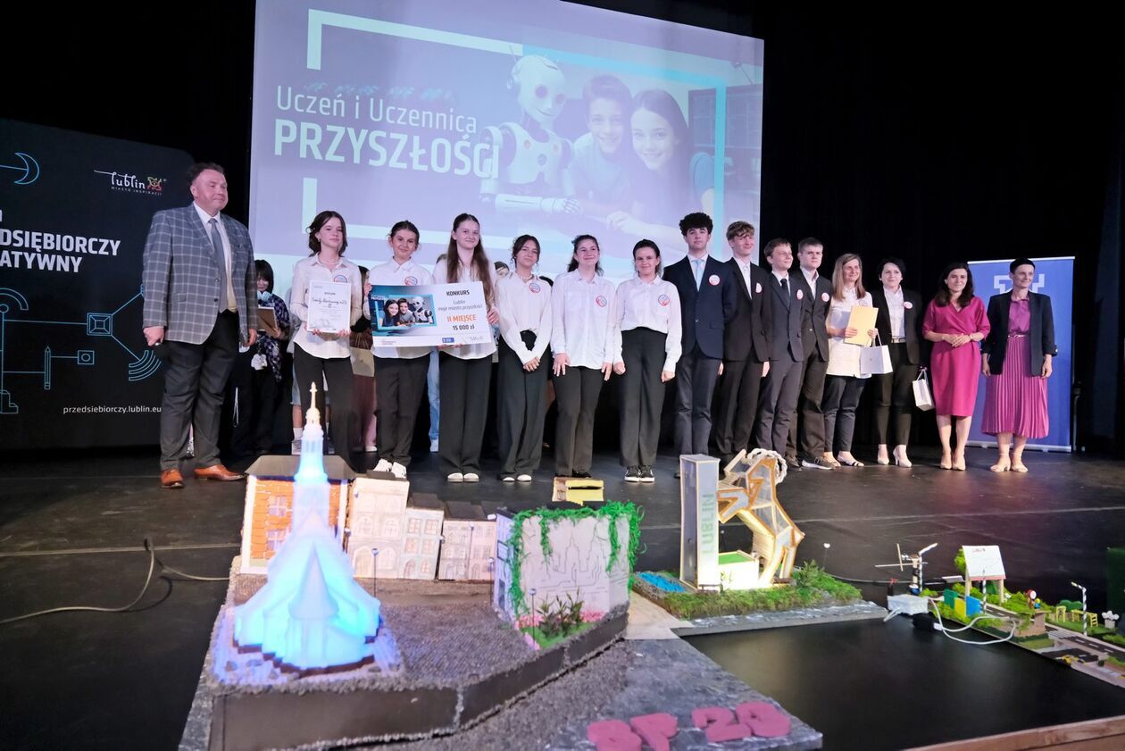 Gala podsumowująca projekt Uczeń i uczennica przyszłości w SP 58 (zdjęcie 51) - Autor: DW