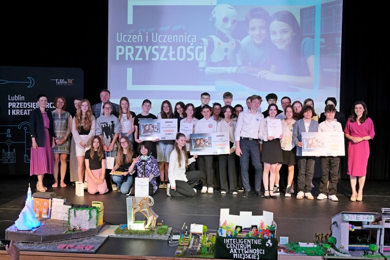  Gala podsumowująca projekt Uczeń i uczennica przyszłości w SP 58 (zdjęcie 55) - Autor: DW