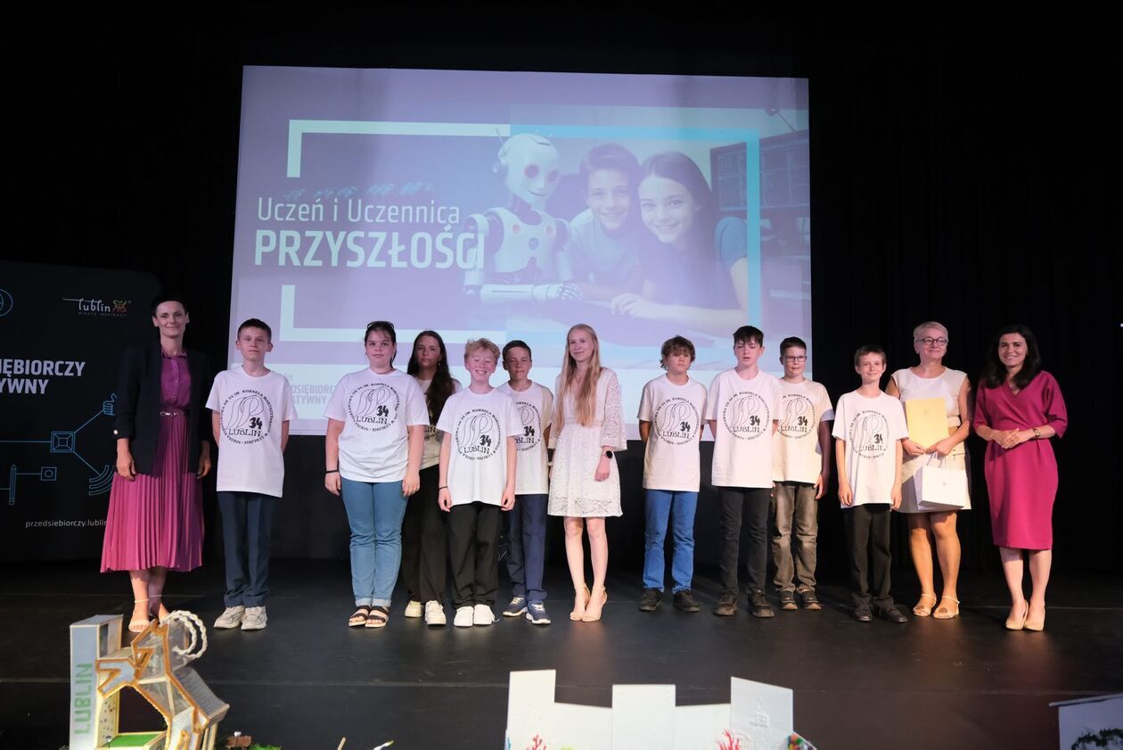  Gala podsumowująca projekt Uczeń i uczennica przyszłości w SP 58 (zdjęcie 60) - Autor: DW