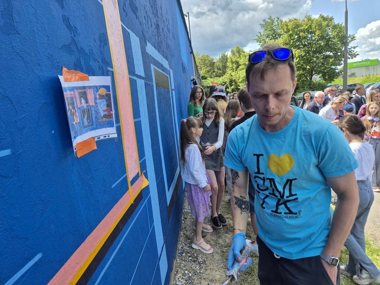  Malowanie muralu na Światowy Dzień Uchodźcy w Lublinie  (zdjęcie 15) - Autor: DW