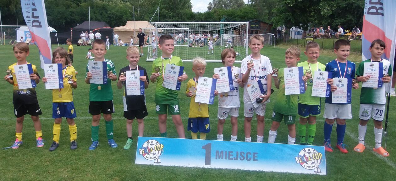  <p>Wyr&oacute;żnieni zawodnicy z poszczeg&oacute;lnych zespoł&oacute;w: Szymon Popczak (AP Bronowice), Kacper Rolak (Avia &ndash; ż&oacute;łci), Piotr Zalewski (G&oacute;rnik), Tytus Nogas (Orły), Oliwier Wilk (Boguchwała II), Kacper Drabik (Avia &ndash; Niebiescy), Ignacy Filipiuk (BKS &ndash; Niebiescy), Antoni Dzięcioł (BKS &ndash; Biali), Adrian Kubicz (Bogu-chwała I), Franek Szczypa (Drużyna Marzeń Puławy), Piotr Apanowicz (Motor) i Marcelina Cioch (Głusk)</p>