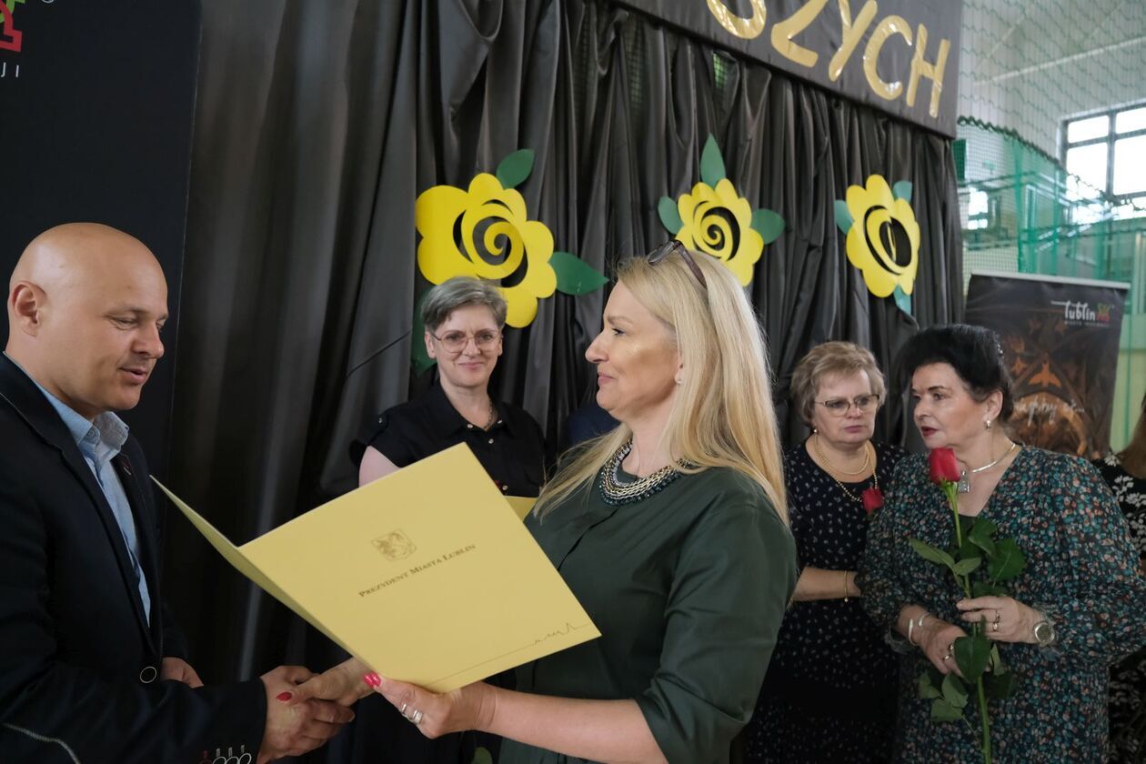  186 uczniów otrzymało stypendia prezydenta za sukcesy w olimpiadach i konkursach (zdjęcie 55) - Autor: DW